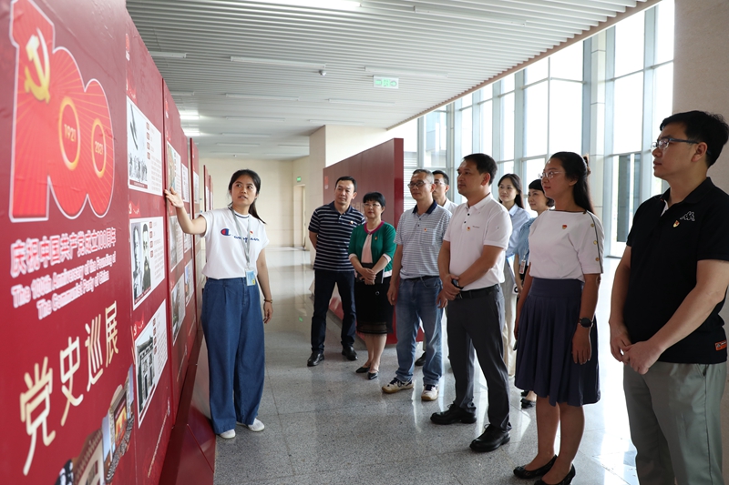 九游会真人第一品牌游戏合营资产公司党史展览讲解员现场讲解党史历程.JPG